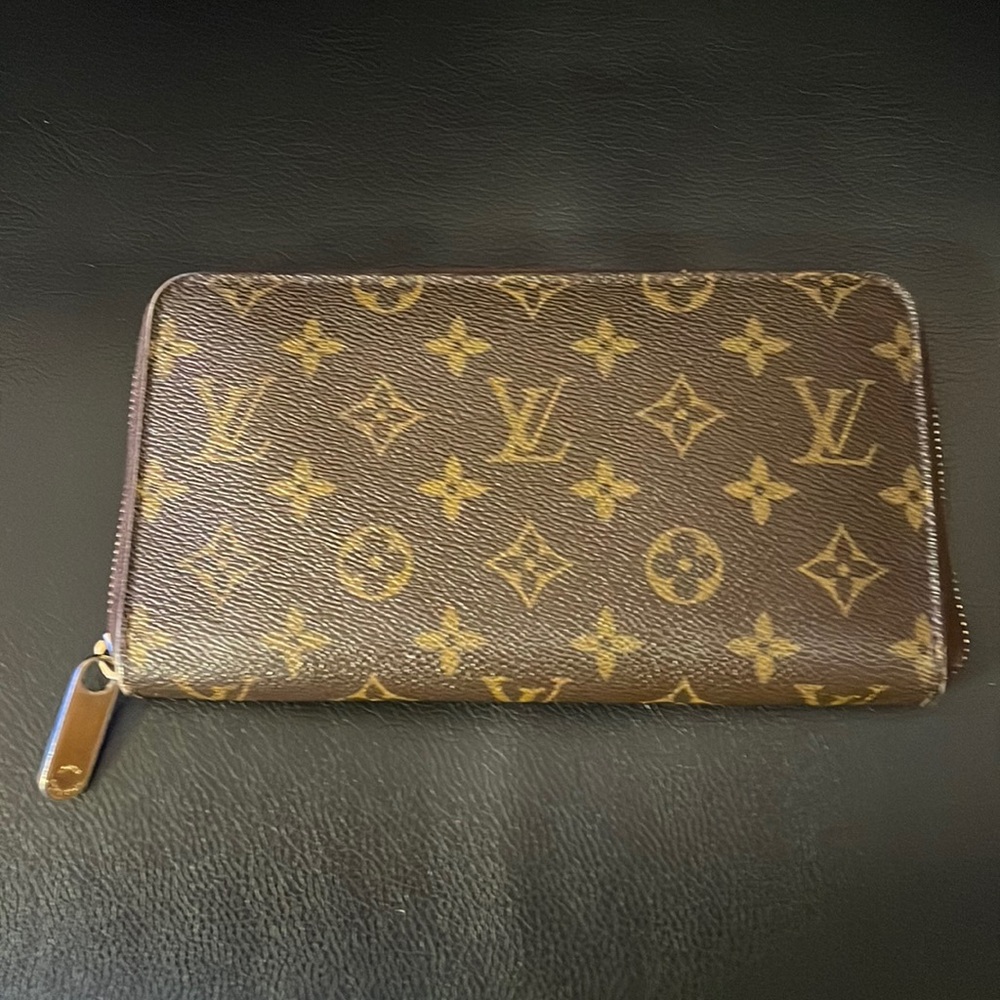 Louis Vuitton Zippy Organizer Wallet with mini agenda pen